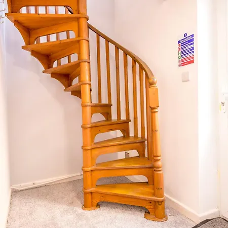 Modern Admiralty Terrace With Free Parking By Prescott Holiday home *