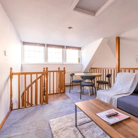 Modern Admiralty Terrace With Free Parking By Prescott Holiday home