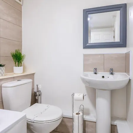Modern Admiralty Terrace With Free Parking By Prescott Holiday home *