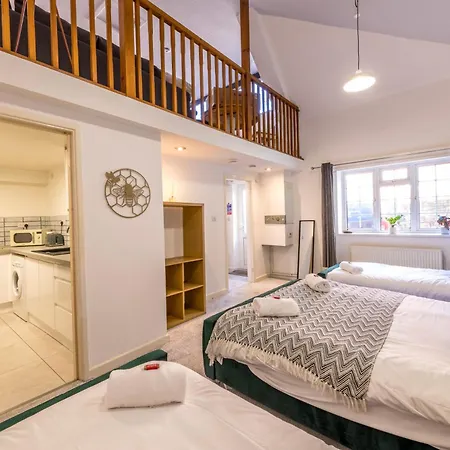 Modern Admiralty Terrace With Free Parking By Prescott Holiday home