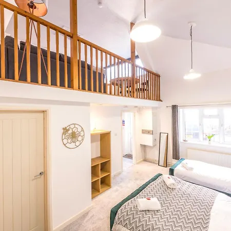 Modern Admiralty Terrace With Free Parking By Prescott Holiday home